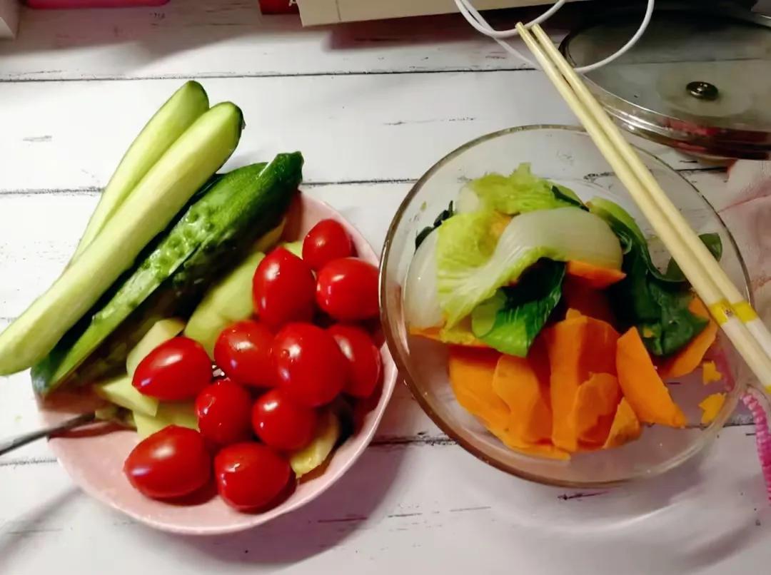 356斤胖妻吃饭用锅,丈夫打几份工养她,称不减肥就离婚,后来呢