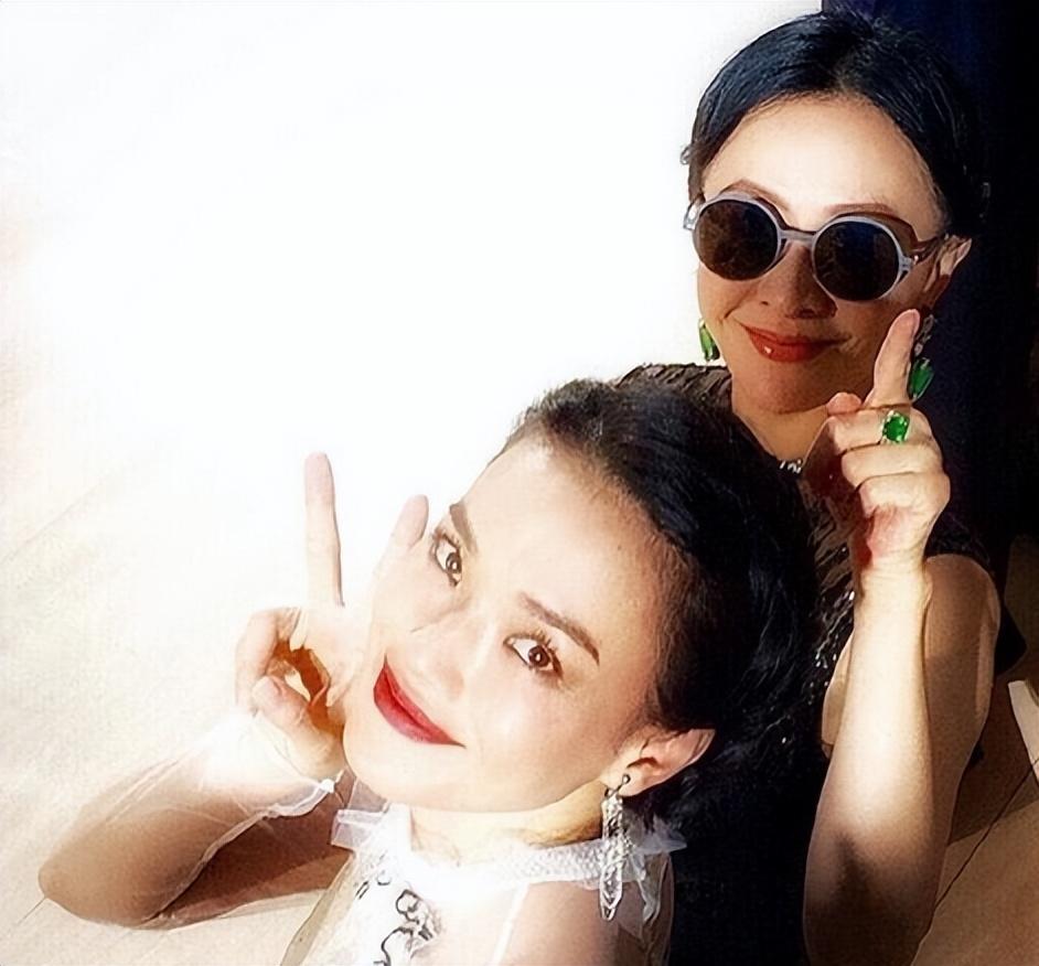 徐峥|不领证,分房睡,吃喝拉撒全AA,这样的婚姻,他们图的啥?