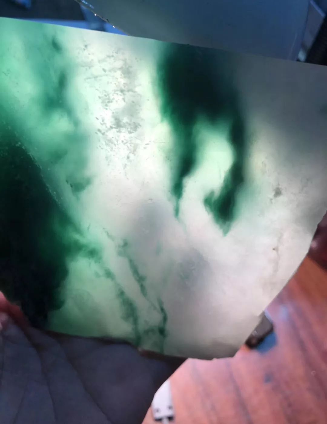 翡翠|不起眼的翡翠原石，切出少见的高冰种，仅一只手镯价格就7位数！