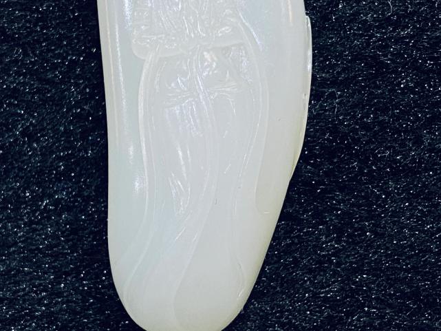 雕刻|正反两重天！和田玉籽料“菩萨”，鱼与熊掌的取舍！