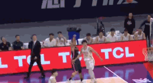 广东男篮|火花四溅！易建联1V2太霸气，广东外援遭血帽，刘维伟场边发飙