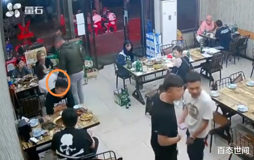 唐山打人事件嫌疑人被抓捕画面曝光,嫌疑人店铺被送花圈