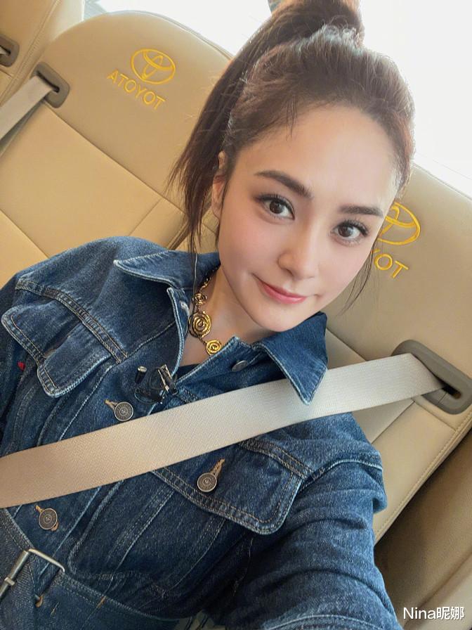 阿娇|姐妹情深！Twins姐妹大巴车里合影，阿娇上演歪脖子阿Sa嘟嘴卖萌