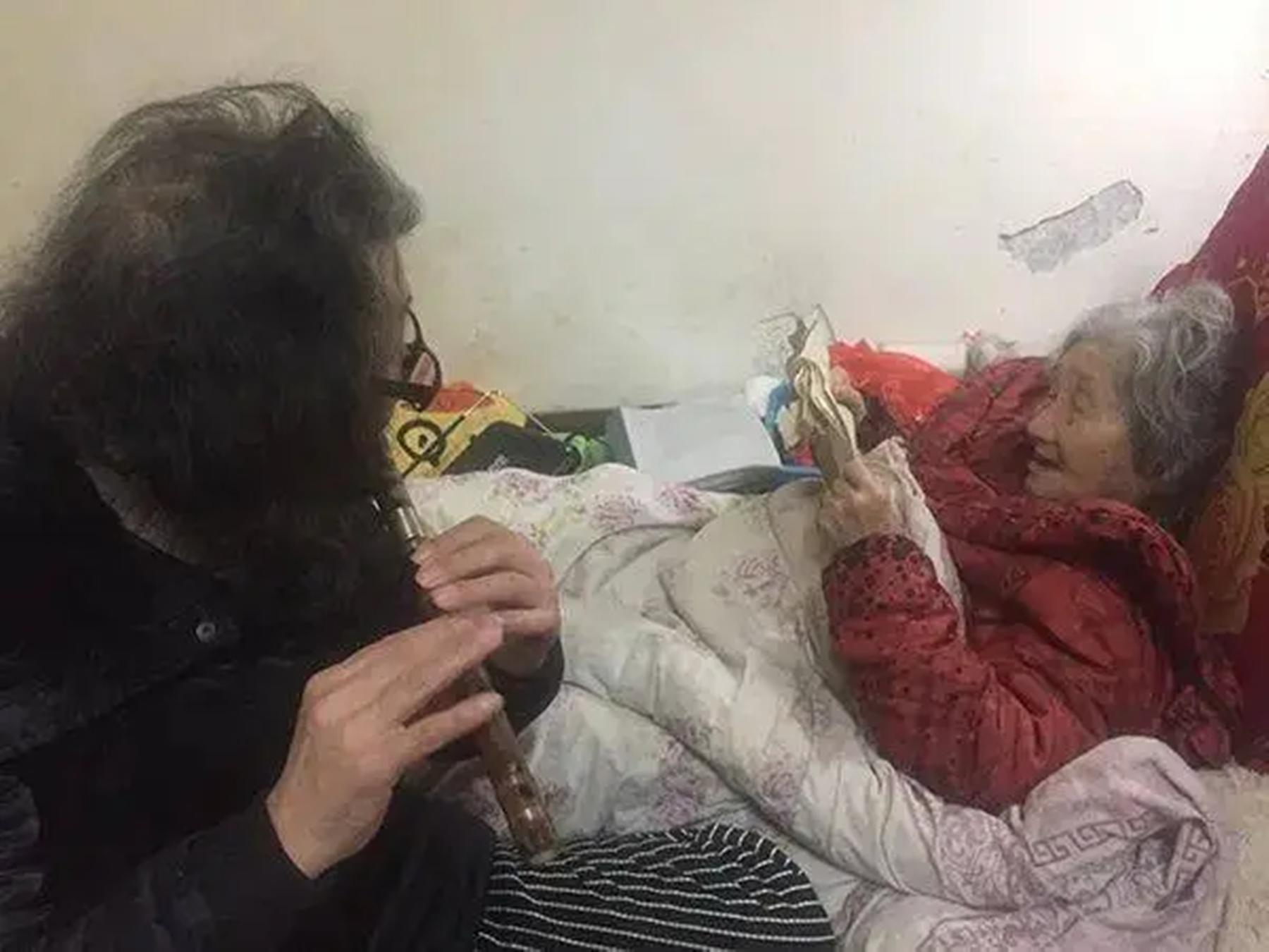 广西男子穿女装24年,只为哄母亲开心:等母亲过世,我就做回男人