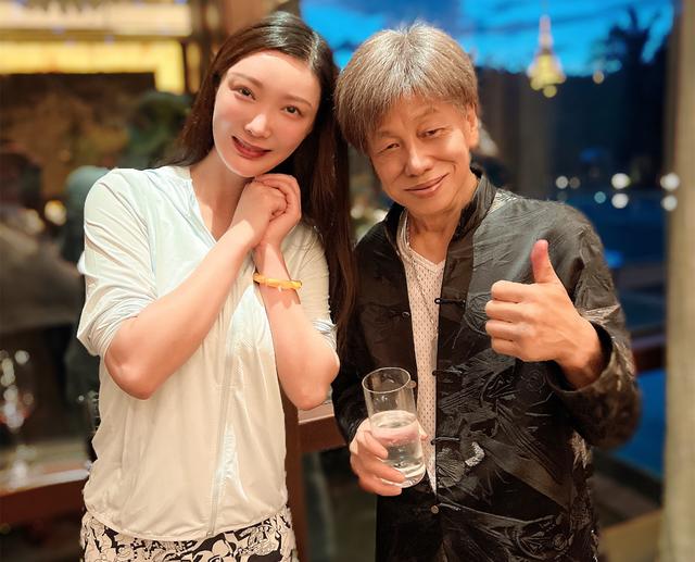 热舞|32岁王李丹妮停车场热舞!穿开叉裙大秀长腿