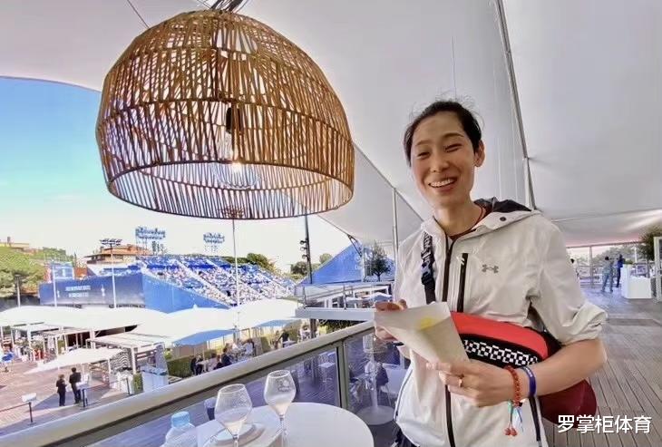朱婷|中国女排一姐最新动态！引发欧洲体坛关注，球迷热议，与帅哥合影