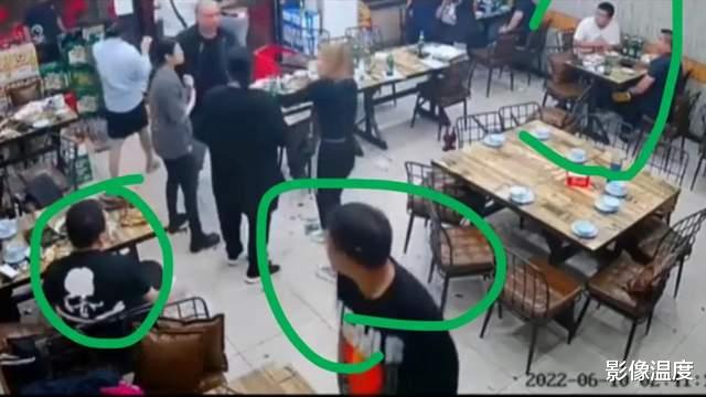 女孩|有人想帮忙，几个男的一直退缩！韩红张雨绮众星怒斥