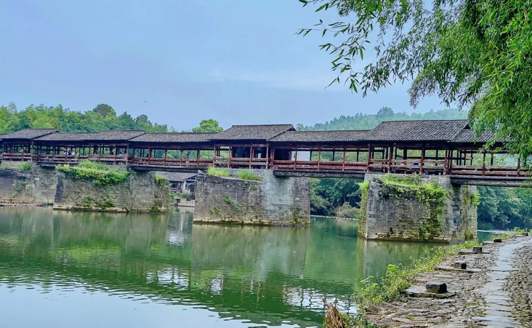 梯田|中国又一美景地刷屏外网，耗资26亿，建在悬崖上的仙侠世界，外国人：中国神仙住的地方