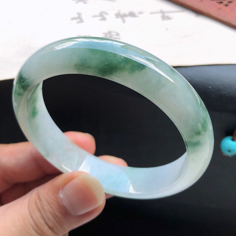 翡翠|1w出头的预算,应该选翡翠手镯还是翡翠挂件?