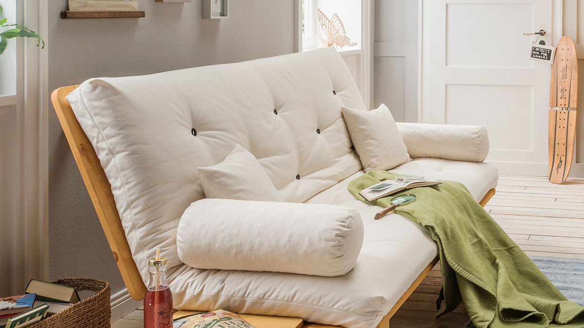 不打算留客房话，不妨在客厅学会4种隐形床设计，亲朋来也有地住