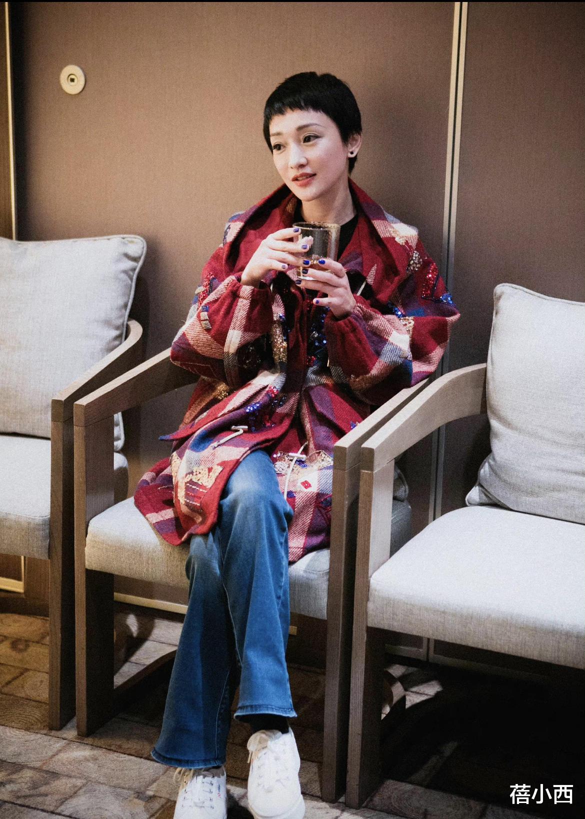 周迅|周迅看不出是74年的人，穿黄色羽绒服配针织连衣裙，时髦又减龄