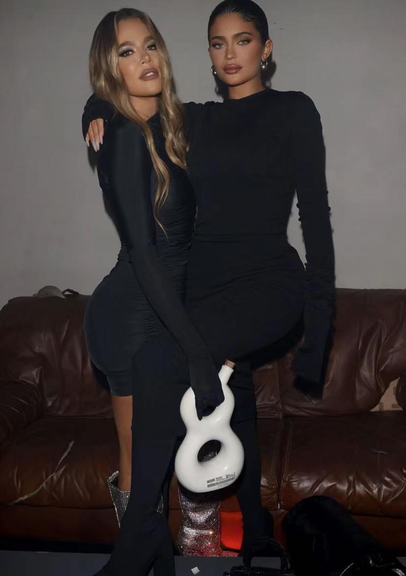 董洁|科勒·卡戴珊迎喜讯，生活太精彩，晒出和富二代合影，他比哈登帅