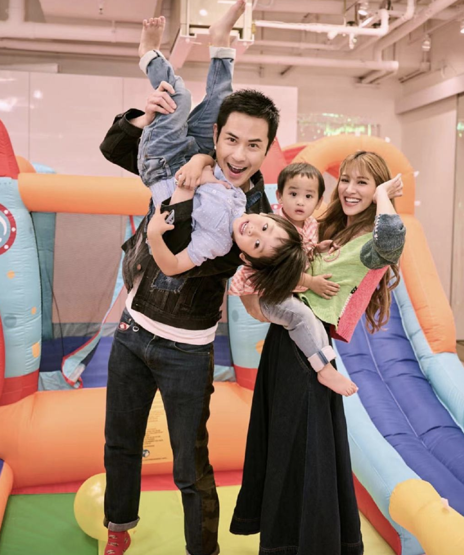 |郑嘉颖母亲节分享全家福，和90后娇妻像同龄人，一家四口幸福洋溢