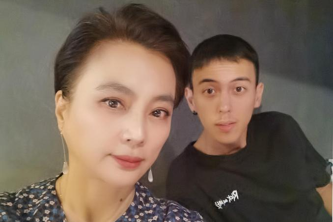 李玲玉|李玲玉晒母子照，儿子身高近两米，与犹太富商离婚后59岁仍单身