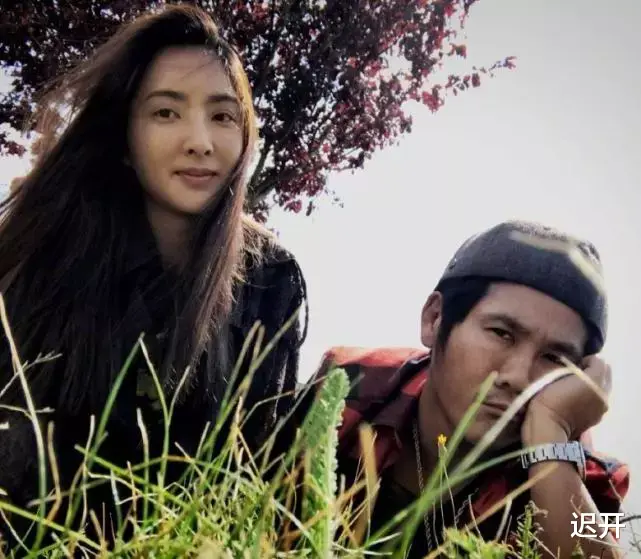 曹格|曹格离婚后首与女儿同框,开豪车接姐姐放学,面露微笑但难掩疲态