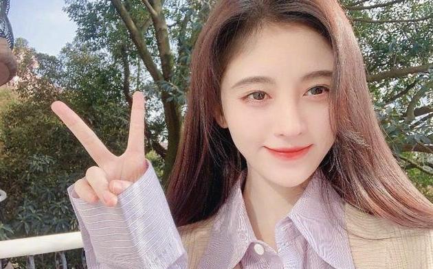 鞠婧祎|鞠婧祎生图曝光，个子矮小与精修图差别大，网友：又壮又矮