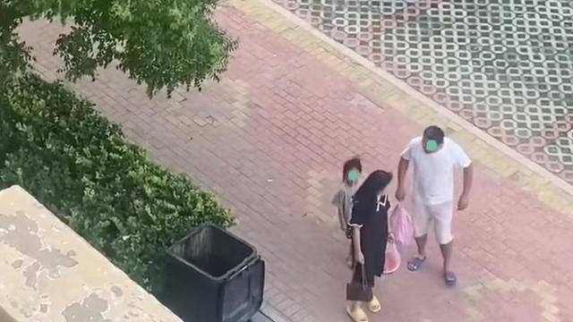 女子看到丈夫替女邻居提西瓜，拿拖鞋在电梯口等，丈夫：大度一点