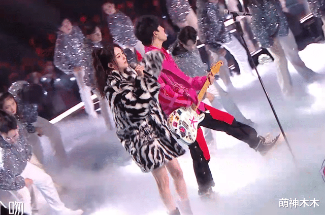 何炅|跨年晚会槽点拉满:杨紫发福抢镜,王俊凯真唱走音,何炅感性落泪