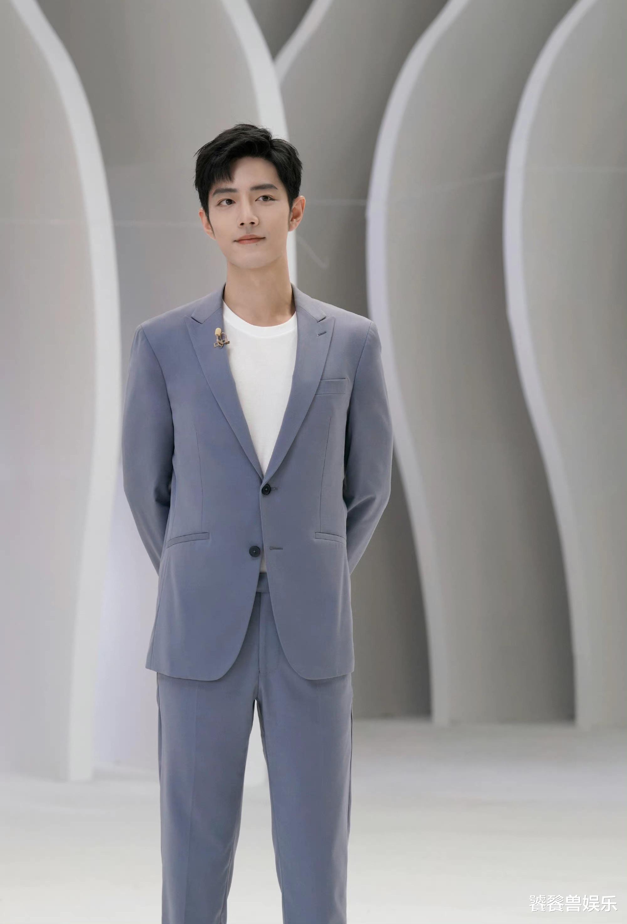 |肖战直播怼脸好绝,风波过后笑容都变了样,穿一套新西装更显身材