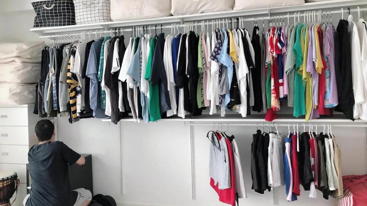 想要更省钱，不妨用定位卡槽+挂杆做个简易衣柜，灵活性还高