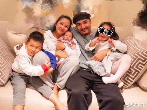 何洁|何洁父亲节晒家庭日常，三个儿女都长大了，刁磊罕见出镜秀足恩爱