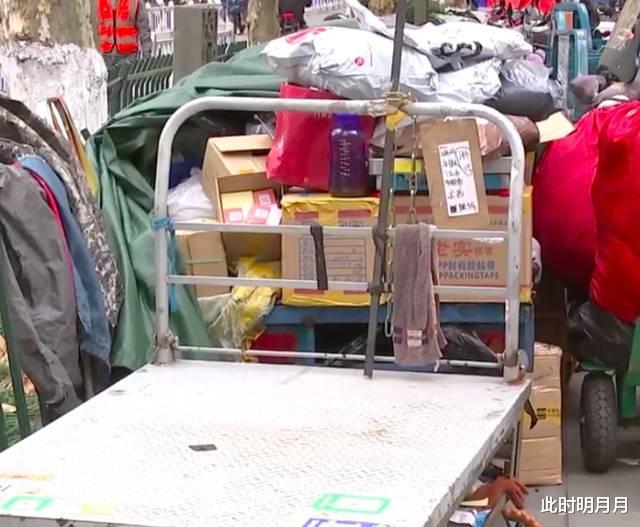 女子和丈夫重复支付近2万元快递费,当事人:快递员说把钱花光了,现在还把我拉黑了