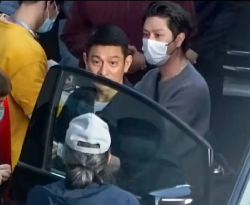 刘德华|60岁刘德华街头被围观！鼻梁高挺身形清瘦，引一旁路人激动尖叫