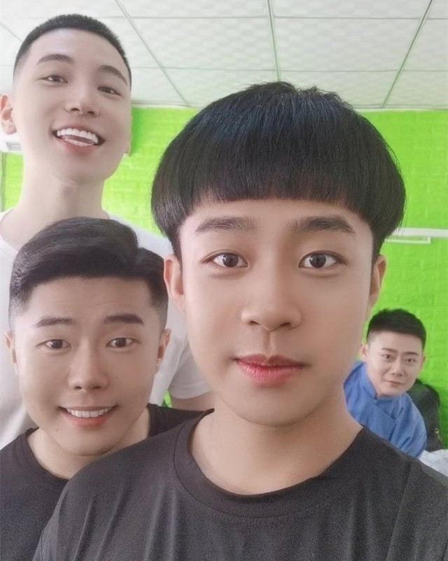 张九龄|27岁德云社队长携女友逛街,坐在车内一同吞云吐雾,疑已同居试婚