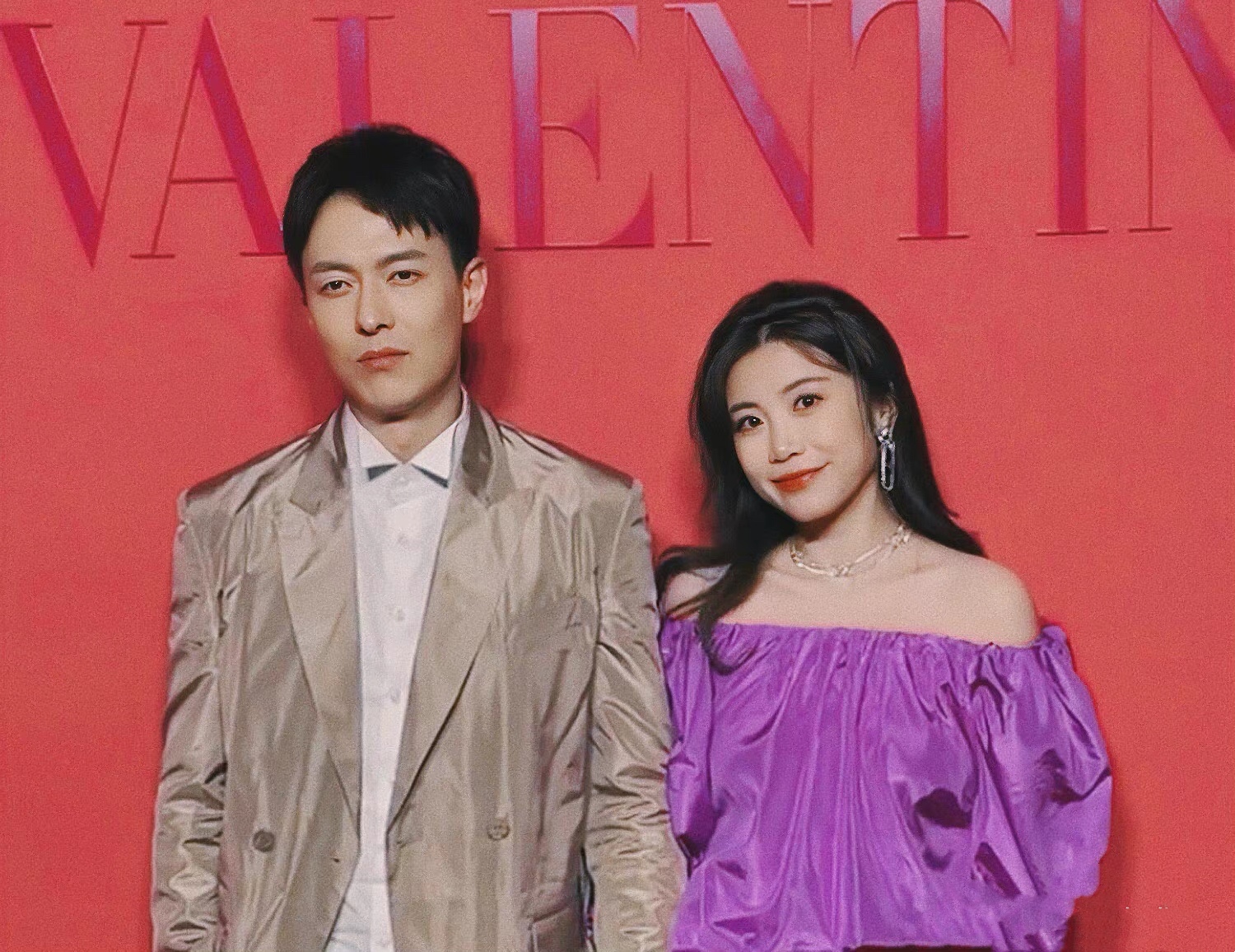 王能能|罗拉王能能牵手走红毯，脱离节目滤镜太幻灭！穿五位数礼服像睡衣