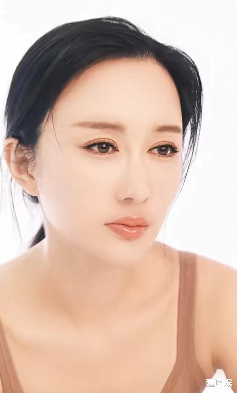 张纪中|张纪中娇妻晒写真照，穿吊带秀身材自信十足，网友：在寻找下家