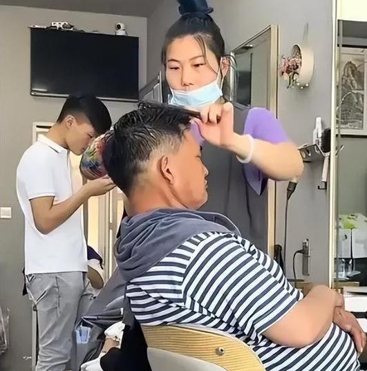 朱之文|听说陈萌端午来做客，大衣哥一早理发大扫除，小院拾掇出一车杂物