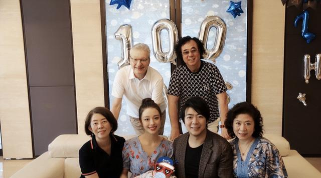 郎朗|郎朗罕见晒父母，吉娜和婆婆互相搂腰，婆媳关系融洽像母女