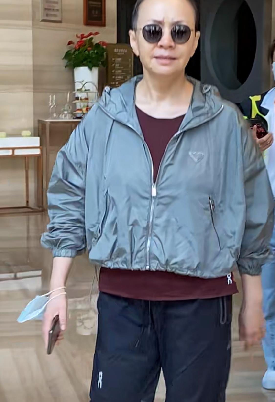 纹眉 宋丹丹60岁又瘦身又纹眉,梳油头中性打扮,追求个性是个潮奶奶