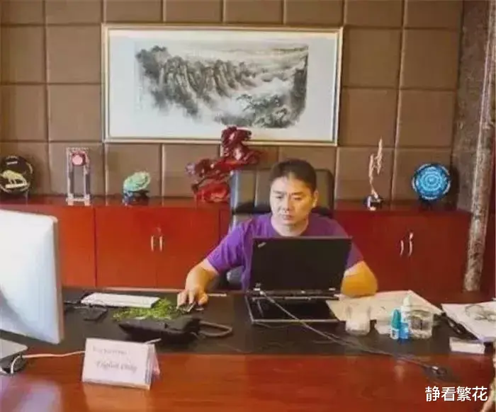 办公室|刘强东办公室的摆设非常讲究，看身后的摆件就知道，不是随意摆放