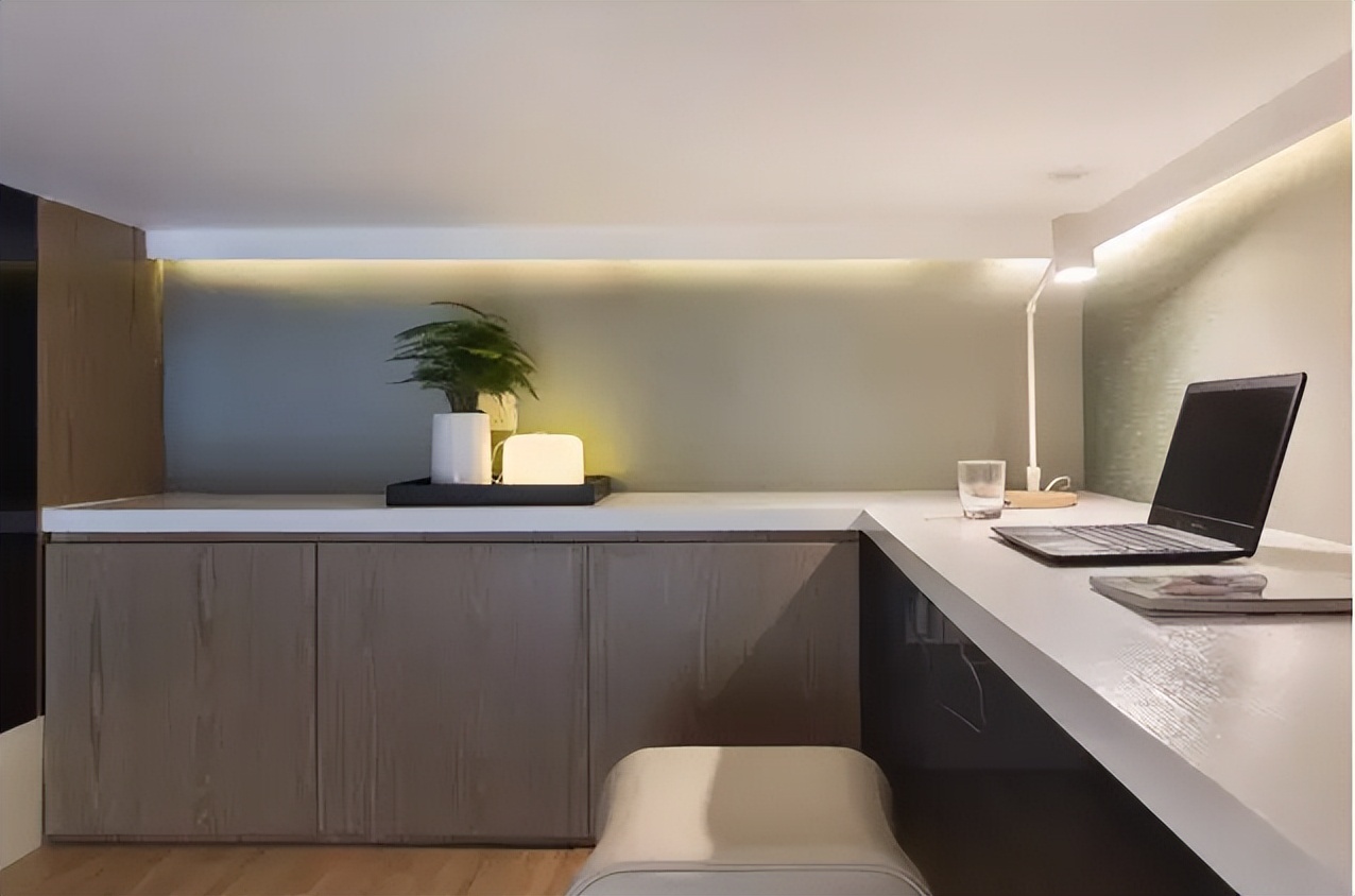 60㎡挤四代人，厕所当厨房？却拿30万的空间放3块钱1瓶的矿泉水