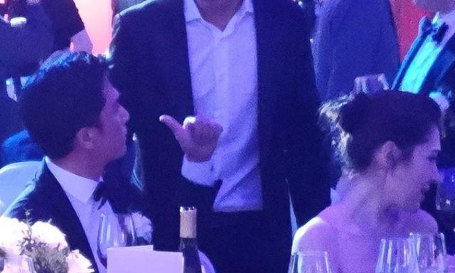 妮基·希尔顿|邱泽夫妇近照曝光，婚后两人首次同框，参加婚宴沿桌敬酒