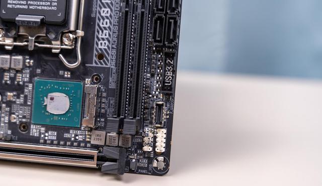 精致小巧，用料出众、技嘉迷你雕B660IAORUSPRODDR4主板拆解