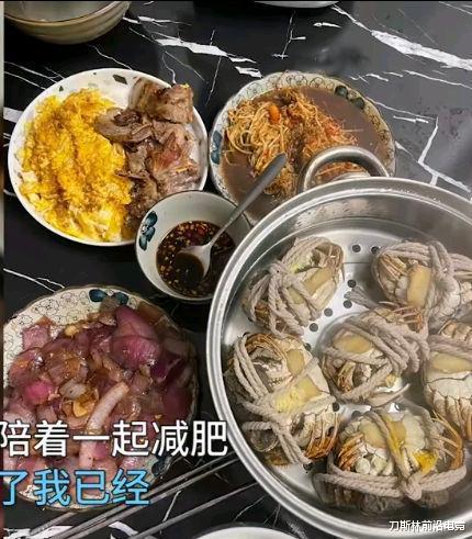 女孩 女生被男友喂胖到66.6千克又被拉去减肥效果惊人，网友：怎么做到
