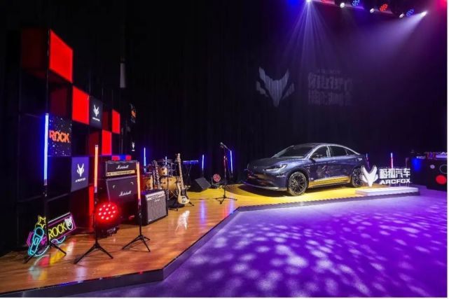 汽车|“华为狐”女总裁宣布离职!曾靠崔健罗大佑出圈,公司三年巨亏150亿!