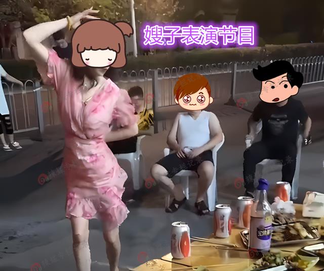 丈夫深夜和朋友喝酒撸串,妻子到现场跳舞助兴,丈夫:我跟你回家