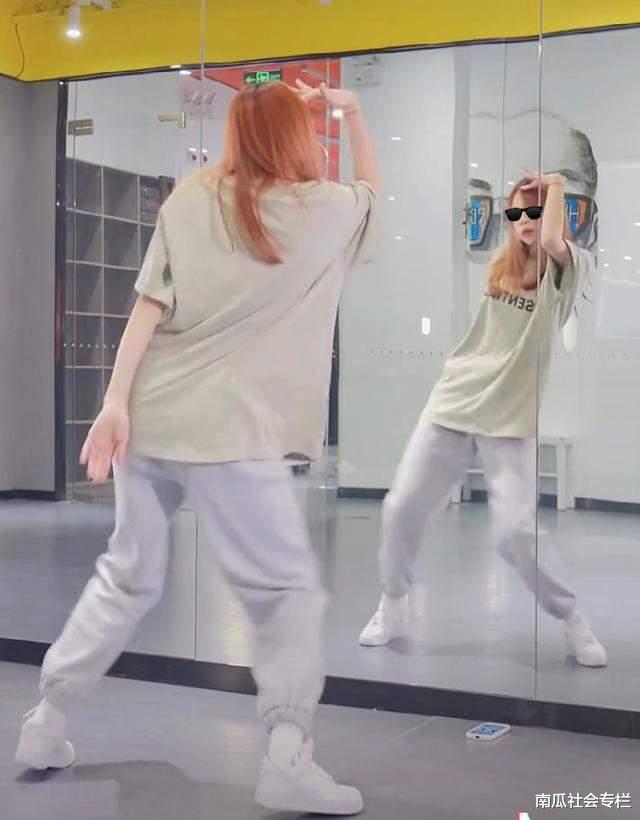 舞蹈老师公共场所遛狗不牵绳,路人提醒被围攻后续:舞馆被迫歇业