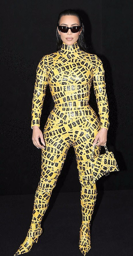 大S|金卡戴珊在巴黎时装周的“胶带装”火了！满身缠满胶带，曲线太赞