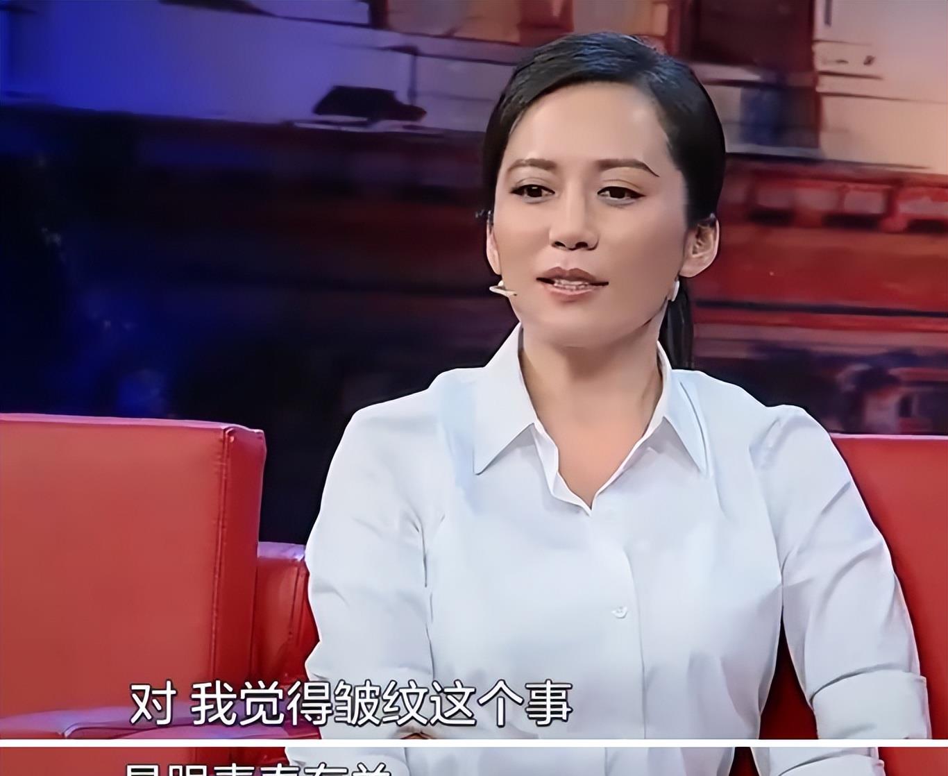 俞飞鸿|51岁俞飞鸿饭店抽烟被拍！吞云吐雾姿势娴熟，不化妆皮肤白到晃眼