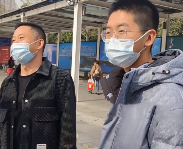 春晚|孙海洋一家亮相春晚，被粉丝刷屏“卓卓”，孙卓的一句话逗笑网友