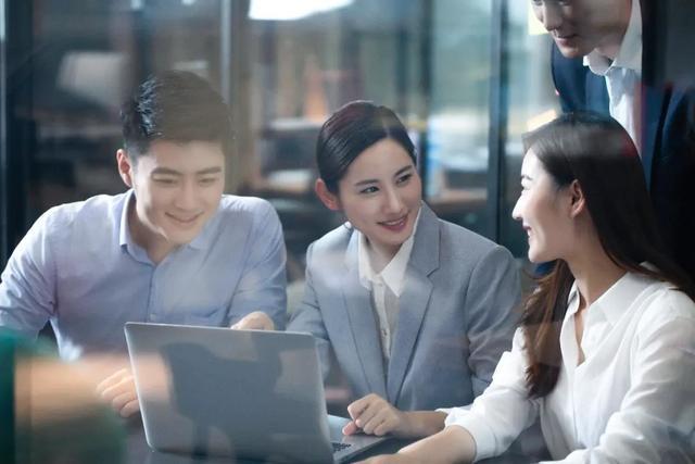 |在工作场所聊天中应该避免哪些话题?