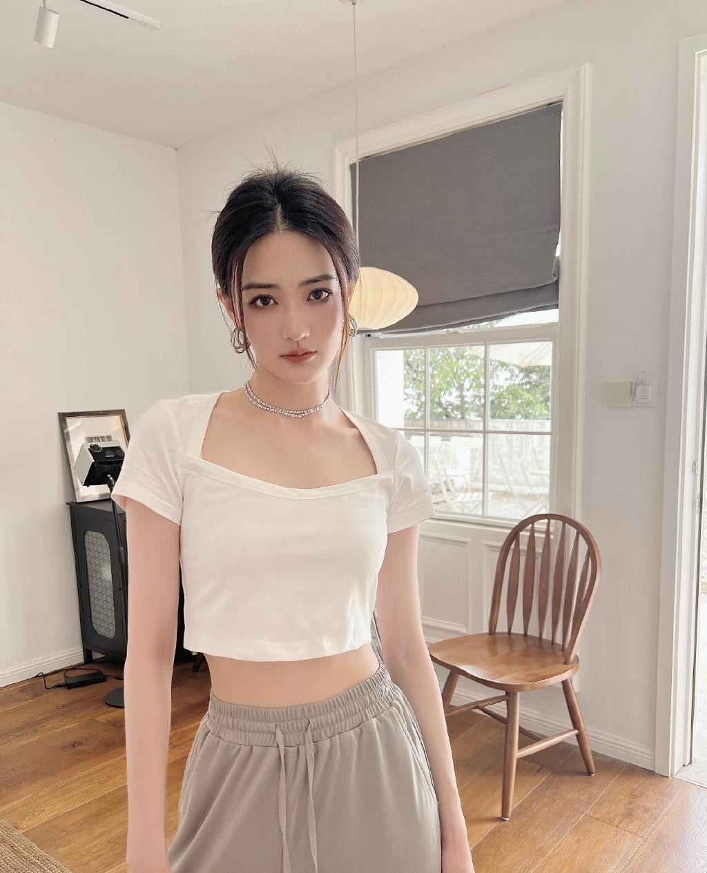 徐璐的夏日休闲穿搭挺时髦,一件白色中性衬衫穿出男友范,真大气