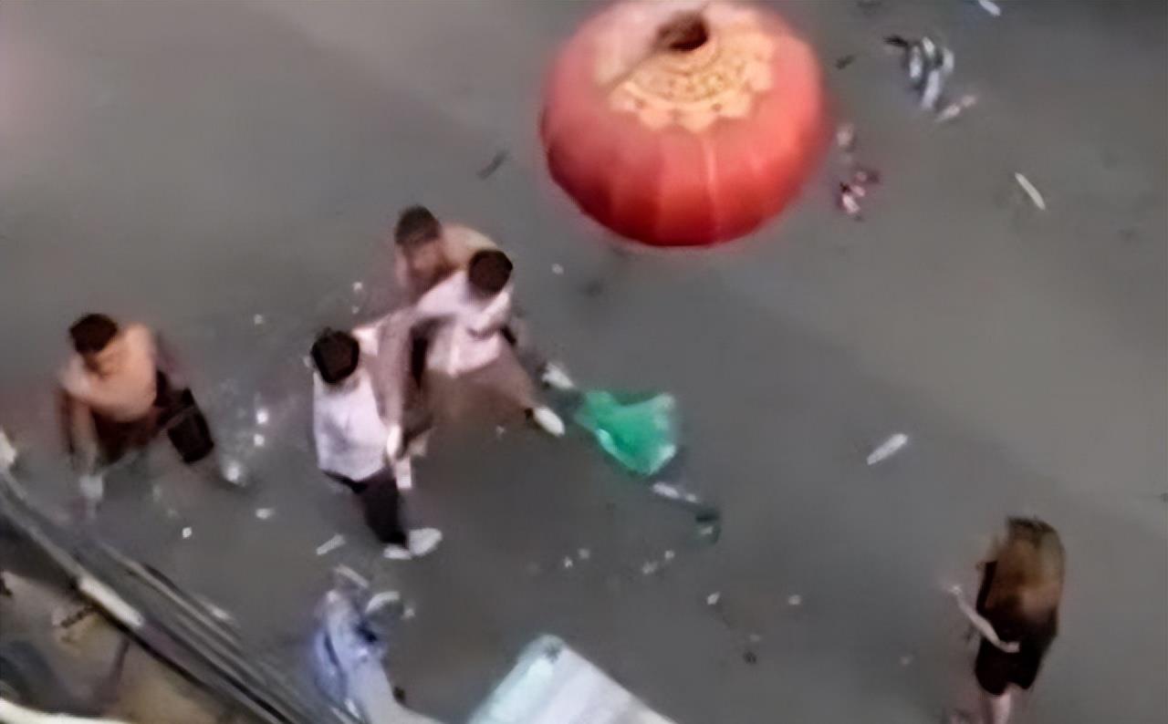 太原六名男女围殴一名老人,现场视频被曝光,老人倒地后被多次踢头