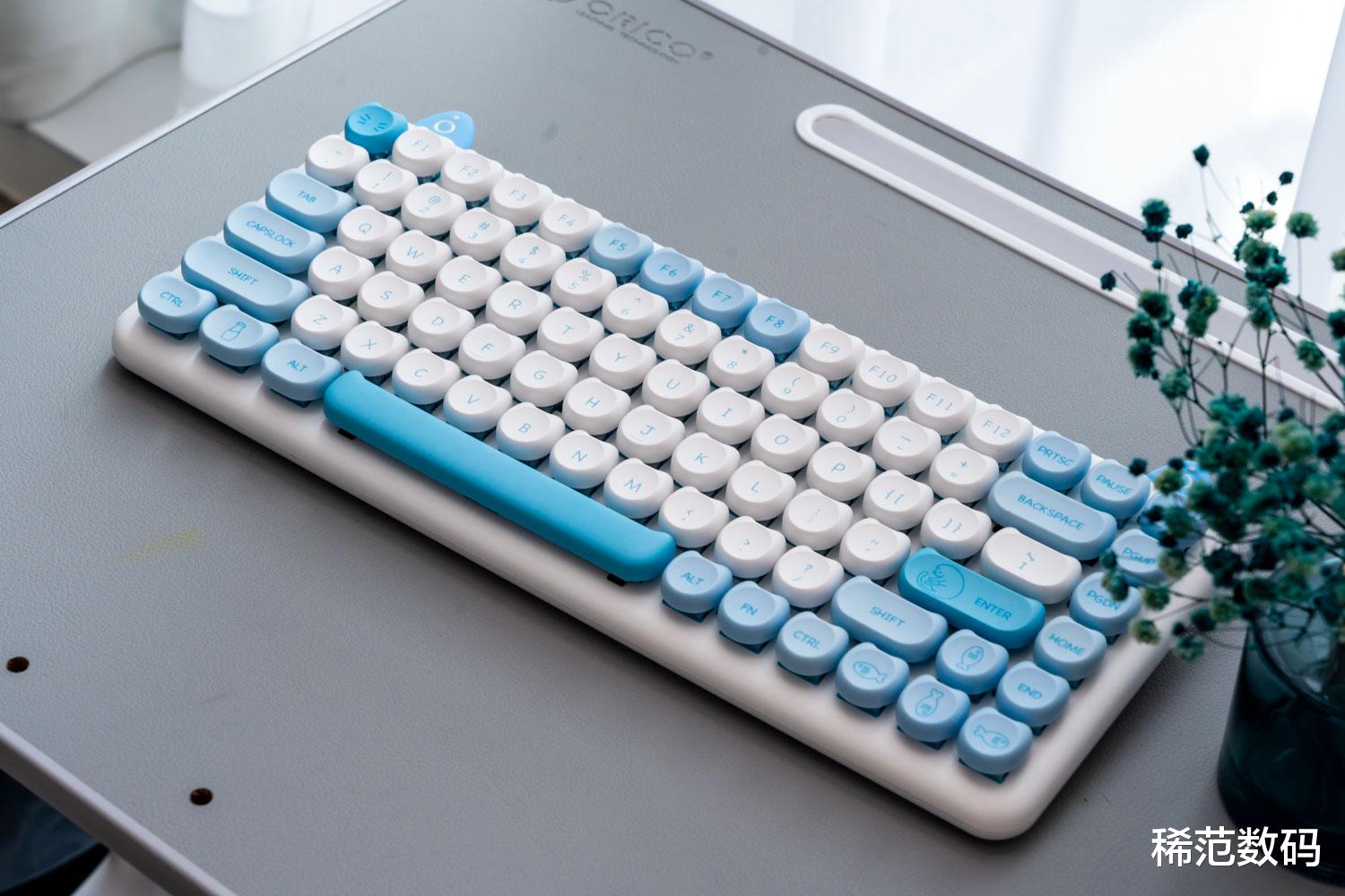 太可爱了，送女朋友IQUNIX M80机械键盘，把女朋友萌化了
