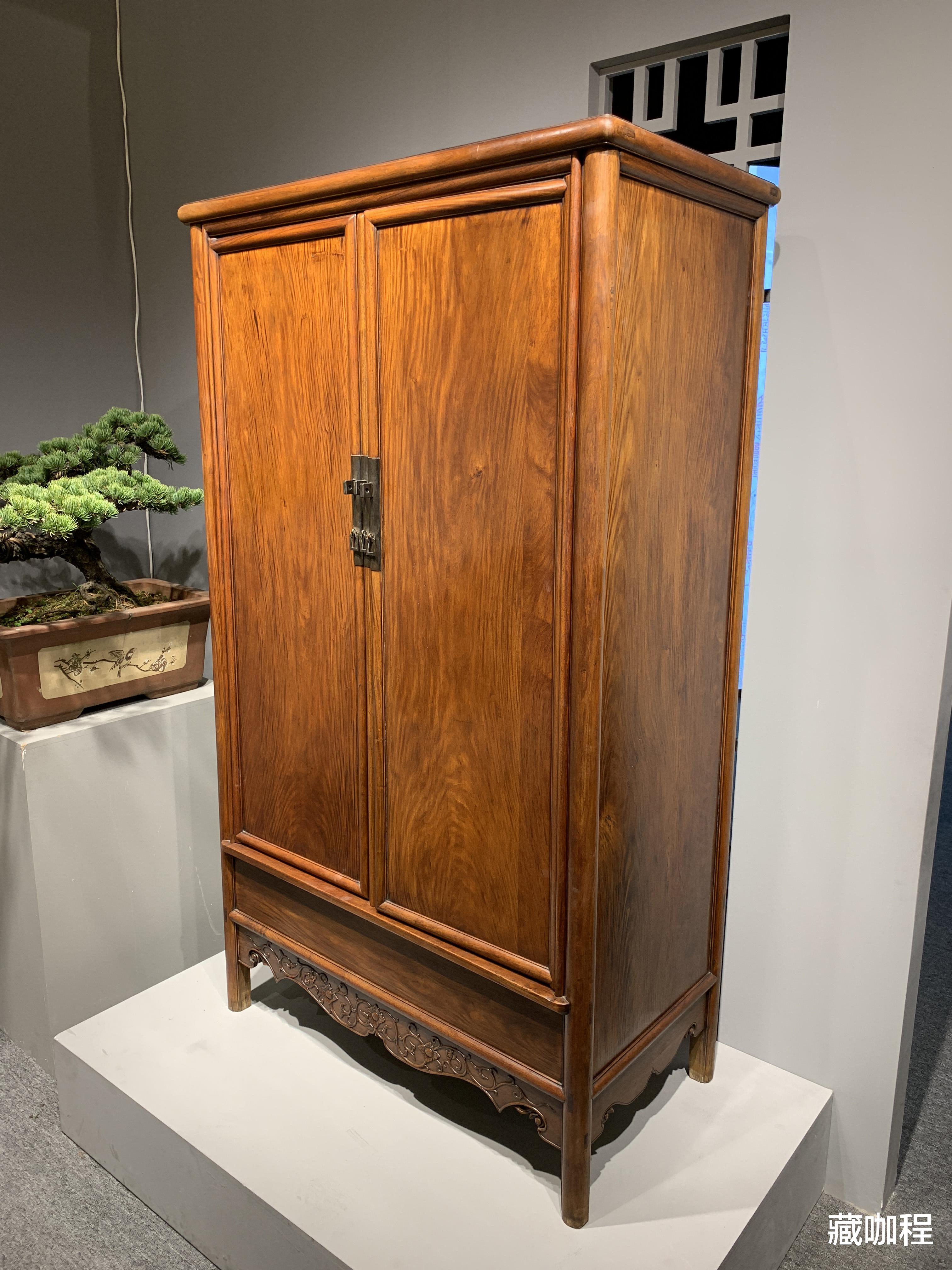 有闩杆、无柜膛,黄花梨圆角柜用方材的不多