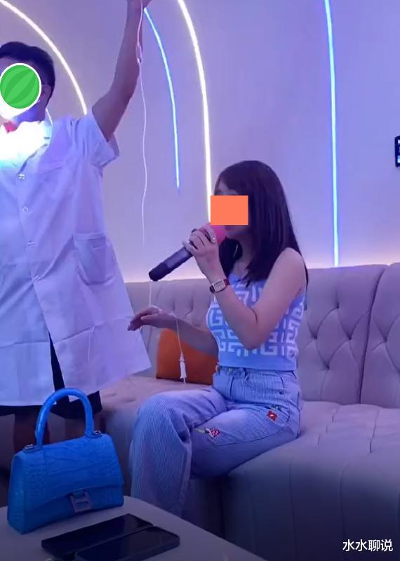 女子打着吊瓶去唱歌,医生男友光着脚丫举着吊瓶,眼里全是宠溺